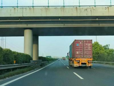 浙江省高速公路對(duì)所有上高速的集裝箱運(yùn)輸車輛實(shí)施入口稱重檢測